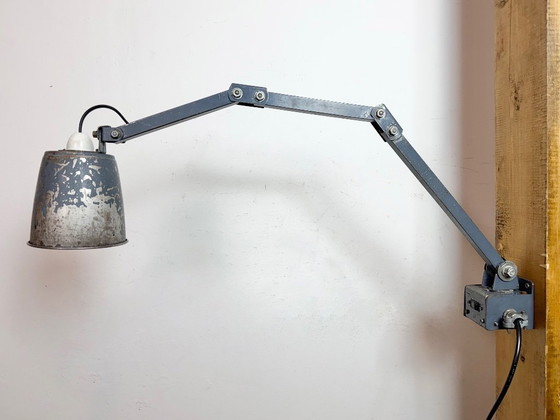 Image 1 of Industriële grijze verstelbare wandlamp van Memlite, jaren 60