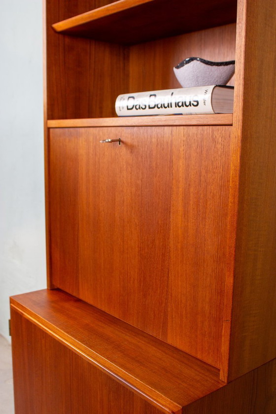 Image 1 of Vintage teakhouten dressoir/secretkast/boekenkast uit het midden van de 20e eeuw.