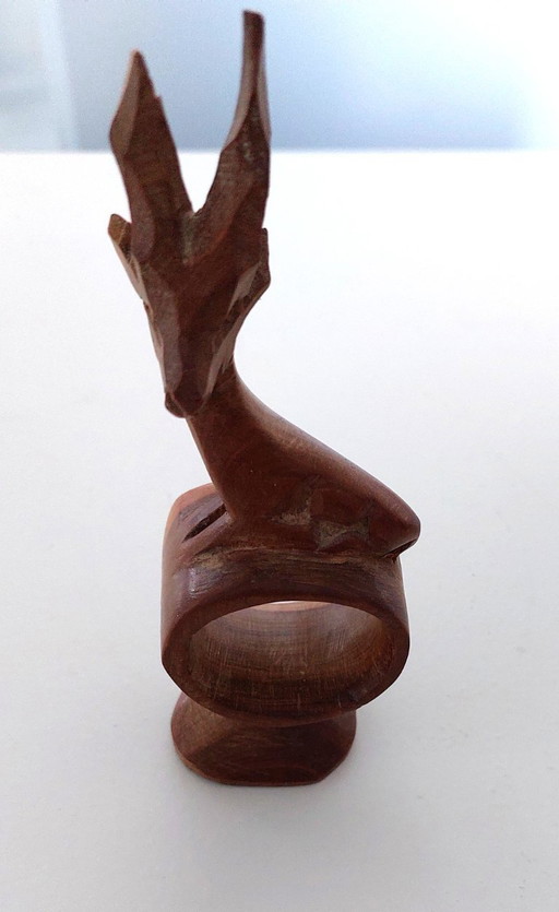 Houten servetring met gazellehoofd