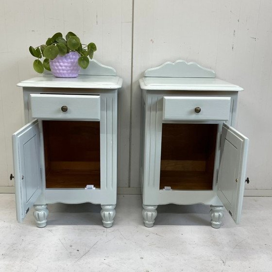 Image 1 of Set di comodini vintage rivisitati nei colori verde e blu.