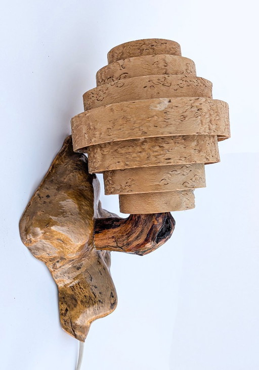 Schwedische, handgefertigte Wandleuchte aus Maserholz, inspiriert von Hans-Agne Jakobsson – 1970er Jahre