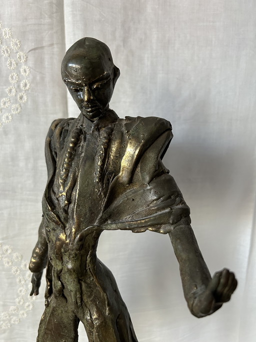 Bronze statue by Roger Pintens.