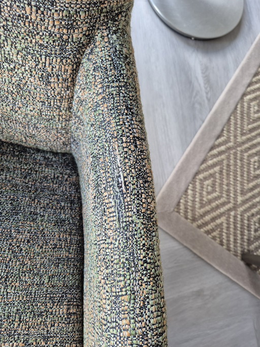 Poltrona Cheo con rivestimento in tessuto tweed e pouf