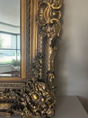 Precioso espejo barroco grande, dorado, de 95 x 85 cm, con cristal biselado.