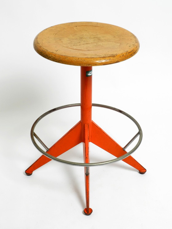 Image 1 of Seltener massiver italienischer Mid Century Industrial Metallhocker von Mautren in seltenem Orange | mit höhenverstellbarer Sitz