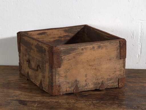 Cesta china antigua de madera con correas de hierro – China, c. 1900