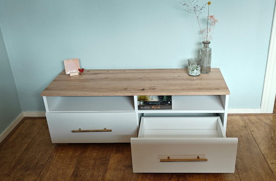 Image 1 of Fernsehschrank im Landhausstil, weiß, mit Eichenplatte