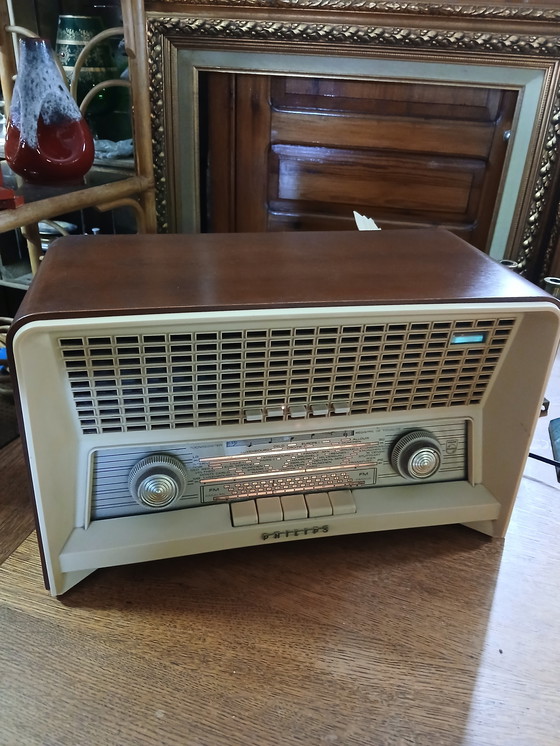 Image 1 of Old radio