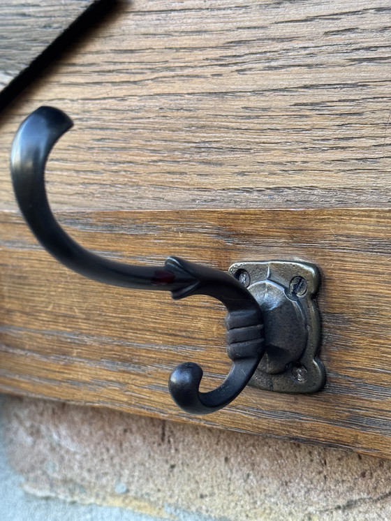 Image 1 of Porte-manteau de l'école d'Amsterdam | vers 1920 | Chêne massif | Une pièce qui attire tous les regards