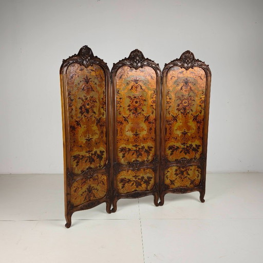 Paravent pliant en cuir doré orné de riches sculptures sur bois, vers 1860