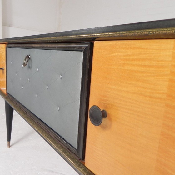 Image 1 of Aparador antiguo con patas cónicas, década de 1950.