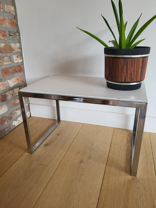 Tavolino vintage o tavolino per piante, struttura cromata e piano bianco. – bijzettafels, Mdf, Metal (photo 2 of 5)