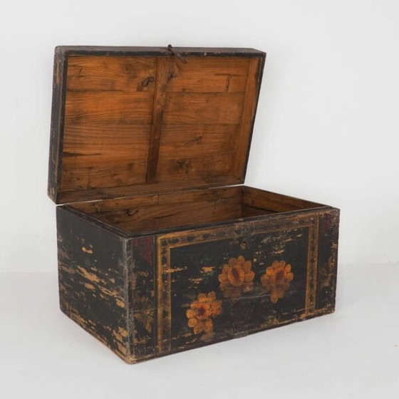 Coffre en bois chinois avec illustrations florales (Chine, c.1900) #3 – Commodes (photo 5 of 9)