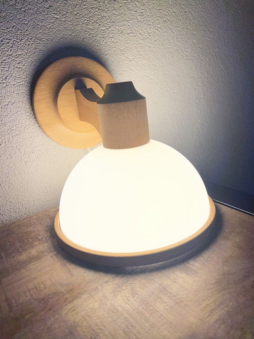 Lampada da parete vintage in legno chiaro con paralume in plastica