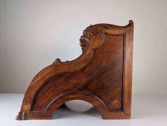 Verzierter hölzerner Tritthocker mit geschnitzten Gesichtern, Holz, Braun, Renaissance (Foto 5 von 15)