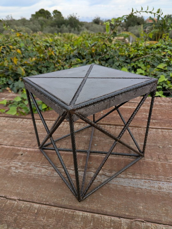 Image 1 of CUBE X Brutalistischer Skulpturentisch aus Beton und Stahl – Wallavibe Design