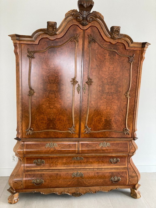 Beautiful classic walnut sideboard / crest cabinet
