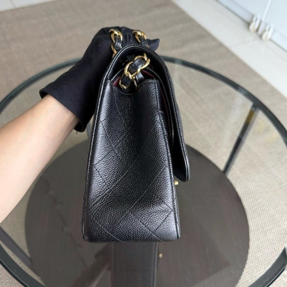 Image 1 of Borsa Chanel Classic Flap Jumbo - Caviar 30 cm, doppia patta, pelle di vitello martellata trapuntata, nera, con finiture dorate.