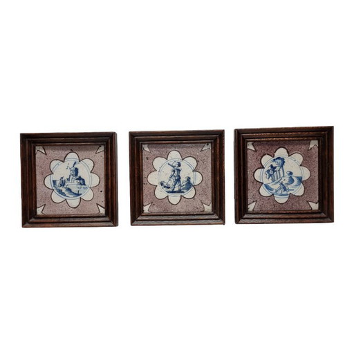3 antiek delfts keramieken tegels in eiken lijst, circa 1750