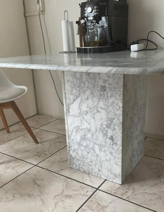 Image 1 of Mesa de comedor de mármol macizo de Carrara