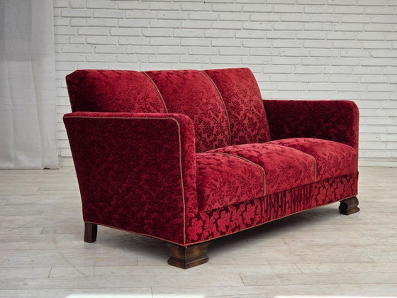 Image 1 of Deense driezitsbank uit de jaren 50, bekleed met velours en eikenhout.