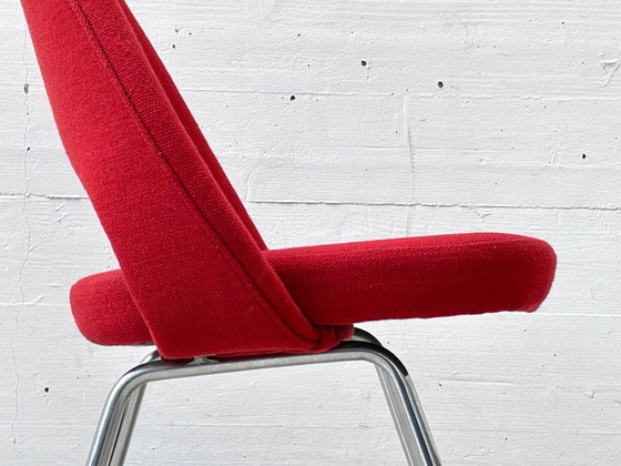 Image 1 of Eero Saarinen für Knoll International – Executive Chair mit rotem Stoffbezug, vertrieben durch Wohnbedarf Roche Basel, 1960er Ja