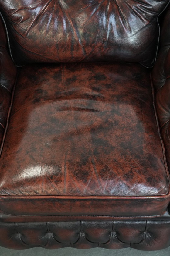 Image 1 of 2 Chesterfield-Sessel im englischen Stil mit rotem, geflammtem Rindslederbezug in gutem Zustand