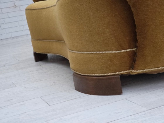 Image 1 of Deense "Banan" tweezitsbank uit de jaren 60, origineel olijfgroen meubelvelours.