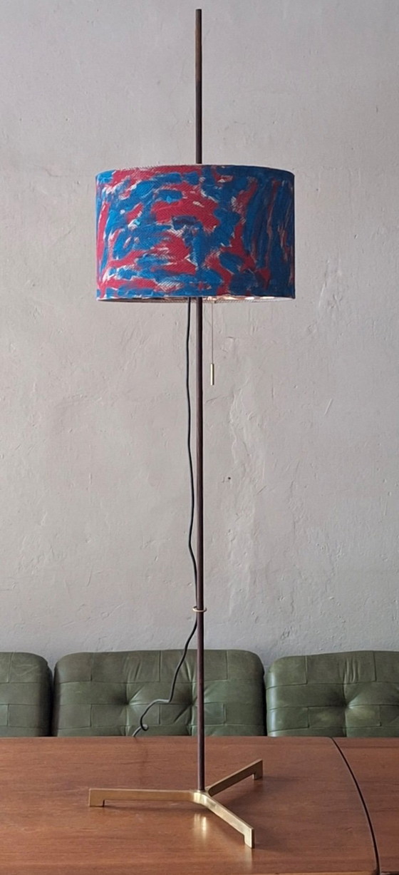 Image 1 of Lampadaire réglable danois en teck avec base tripode en laiton, années 1960