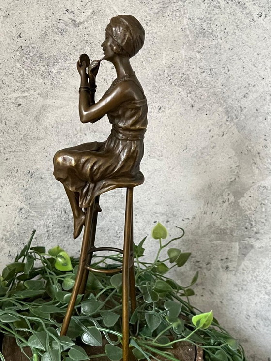 Image 1 of Bronzestatue – Elegante Dame auf einem Hocker im Charleston-Stil