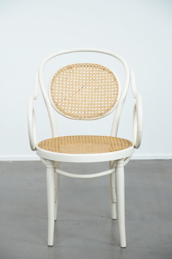 Image 1 of Sedia da bistrot bianca vintage con braccioli in stile Thonet