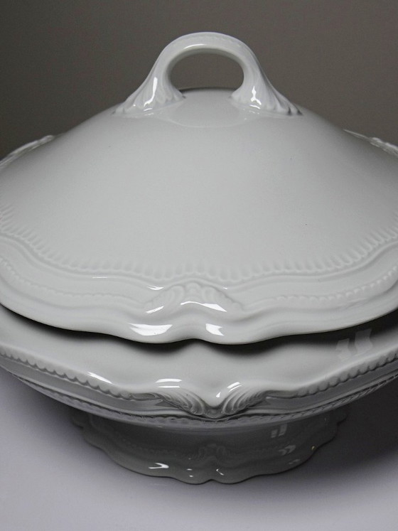 Image 1 of Plato hondo/de verduras de porcelana blanca fina de Limoges, atribuido a Barnardaud, de época.