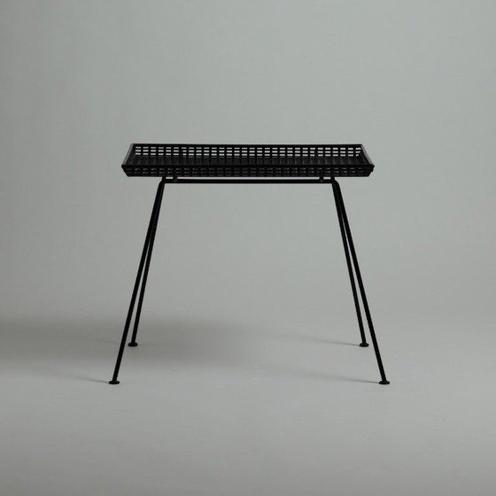 Tavolino Mid-Century in metallo perforato, Germania, anni '50 – Alla maniera di Mathieu Matégot – Tavolini (photo 2 of 14)