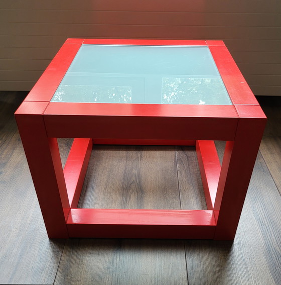 Image 1 of Roter Beistelltisch aus Massivholz in Würfelform mit sandgestrahlter Glasplatte aus den 1980er Jahren.