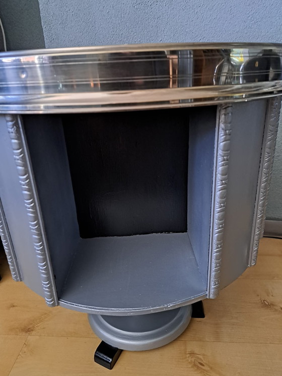 Image 1 of Carousel table