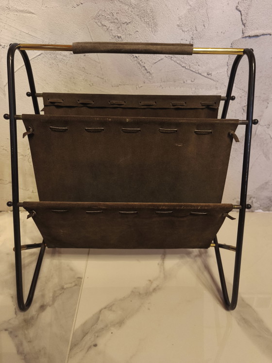 Mid-century 3-tier Magazine rack in Leather / Brass in Carl Auböck Style, 1950s – Metal (photo 6 of 8)