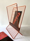 Portariviste in filo metallico con scomparto triangolare, anni '50