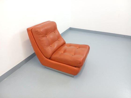Image 1 of Vintage Roche Bobois-fauteuil in chroom en tegelkleurig leer uit de jaren 70.