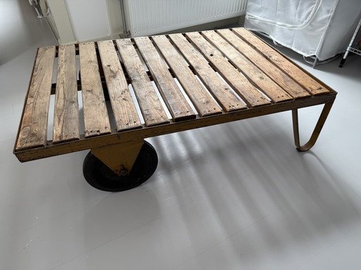 Table basse industrielle sur roulettes