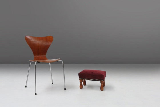 Image 1 of Vintage Art Deco Kruk in rood fluweel met houten poten, jaren 1930