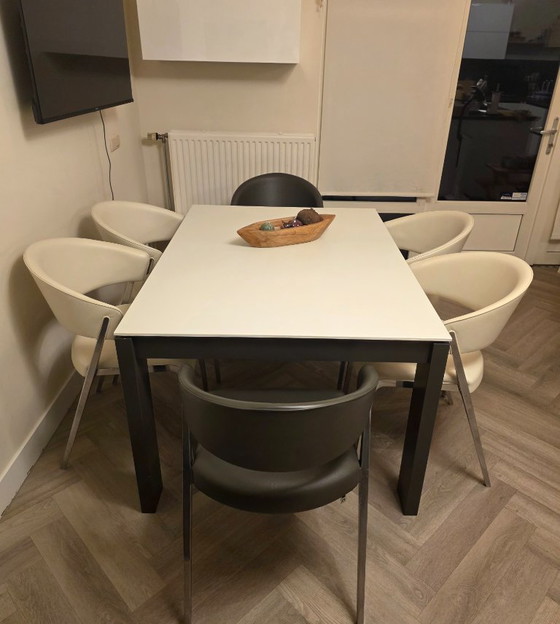 Image 1 of Set da pranzo di Hulsta Now. Tavolo da pranzo E20 e sedie da pranzo S500 di Hulsta Now.