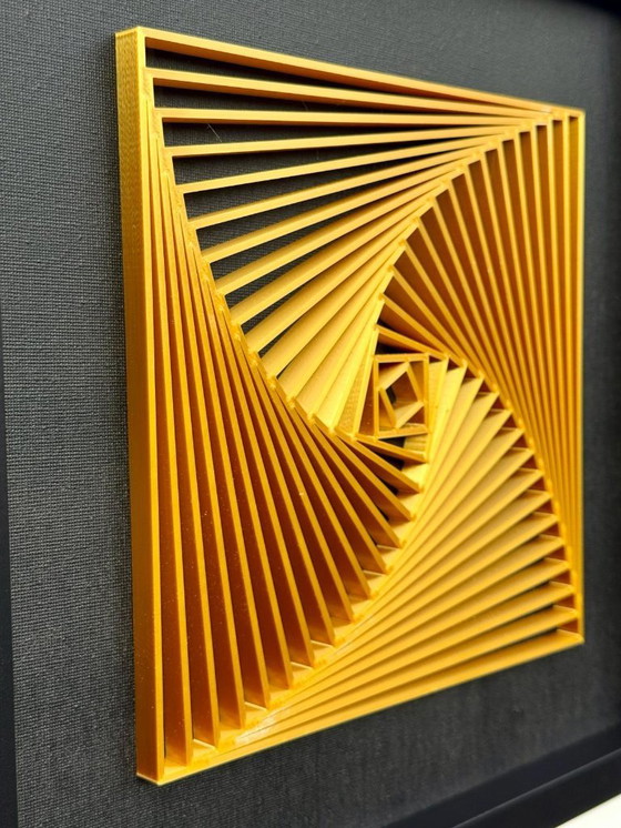 Image 1 of 3D-gedrucktes geometrisches Spiralkunstwerk – Seiden-PLA auf Leinwand – Gerahmte, limitierte Auflage (2026)