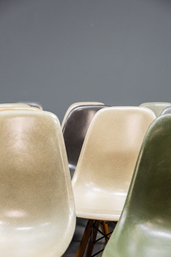 Image 1 of Eames DSW glasvezelstoelen