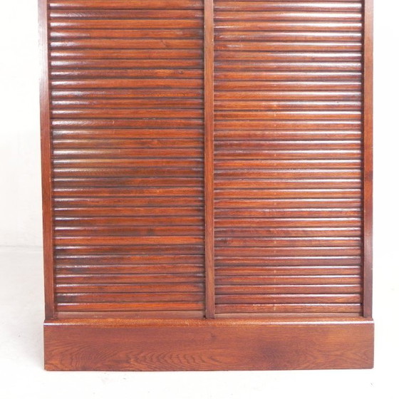 Image 1 of Armadio in rovere con serranda avvolgibile a 2 ante, alto 150 cm, anni '30.