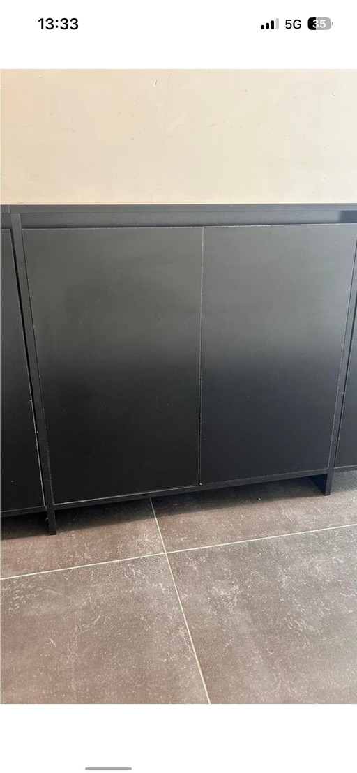 Elegante credenza/buffet nera dal design moderno.