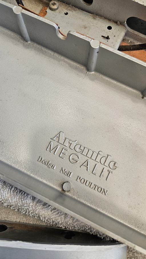 2 lampade da parete Artimide Surf (1 lampada è rotta)