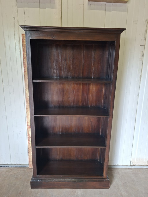 Dimensiones de la librería colonial de teca: 98 x 34 cm y 180 cm de alto.