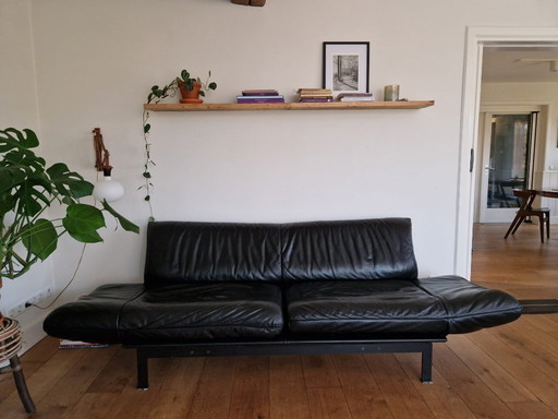 El sofá de dos plazas De Sede DS 140, diseñado por Reto Frigg