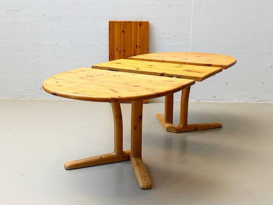 Image 1 of Mesa de comedor extensible fabricada en pino macizo por Dyrlund Denmark, década de 1980.
