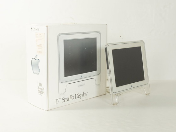 Image 1 of Power Mac G4 Cube et écran Studio 17 pouces, Apple, années 2000, vintage